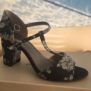 Bandolino cute floral fabric sandals